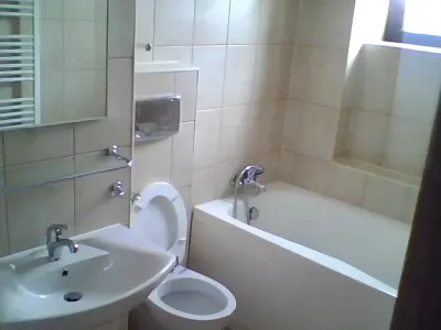 Baie utilata cu cada apartament de inchiriere Sector 5, București